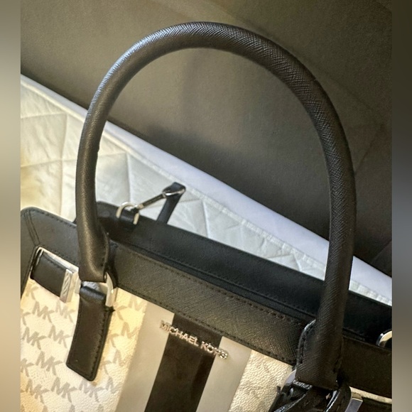 🔥BUNDLE of 4 pieces Authentic Michael Kors Center Stripe - A STEAL OF A DEAL 🔥 - Picture 9 of 16